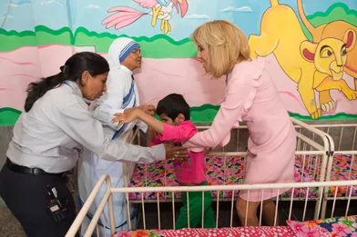 Brigitte Macron dans un orphelinat de New Delhi, le 10 mars 2018.