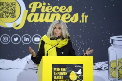 Brigitte Macron lors du lancement de l’opération Pièces Jaunes,depuis la Poste du Louvre.