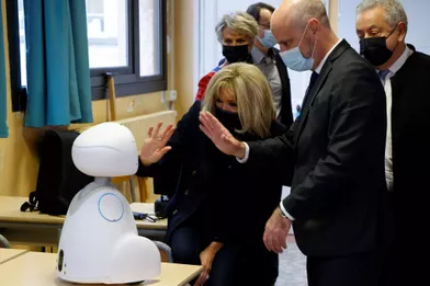 Brigitte Macron et Jean-Michel Blanquer dans une écoled’Ormesson-sur-Marne,découvrent dessystèmes robotisés qui permettent aux élèves, souffrant d'une longue maladie, de pouvoir suivre leur scolarité à distance depuis l'hôpital.