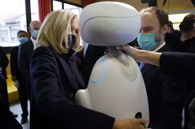 Le robot Buddy permet à un élève hospitalisé d'être connecté depuis l’hôpital et de suivre la vie de la classe comme si il y était physiquement.