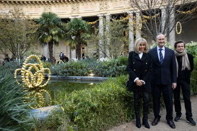 Jean-Michel Othoniel (à droite) fait découvrir àBrigitte Macronet Douglas Emhoff ses oeuvres exposées au Petit Palais.