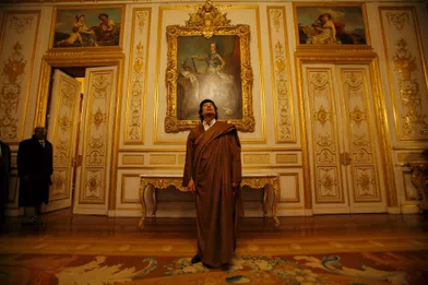 10 décembre 2017. Mouammar Kadhafi vient d’arriver à Paris, il est 16h30. Il est ébloui par le salon de réception de l'hôtel Marigny et ses grands portraits équestres. Il passera la nuit au premier étage.