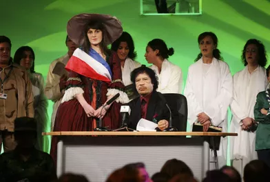 Mouammar Kadhafi le 12 décembre 2007, venu au Pavillon Gabriel débattre de «la situation des femmes dans le monde». A ses côtés, raconte «Le Monde» à l'époque, une jeune Vendéenne de 18 ans, en costume de reine. «Le colonel adore Louis XIV», explique l'organisatrice de l'événement au quotidien.