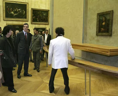 Mouammar Kadhafi admire «La Joconde» au musée du Louvre, le 13 décembre 2007.
