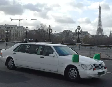 La limousine de Mouammar Kadhafi transporte le dictateur vers l'Assemblée nationale, où il doit être reçu, le 11 décembre.