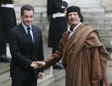 Nicolas Sarkozy accueille Mouammar Kadhafi à l'Elysée, le 10 décembre 2017.