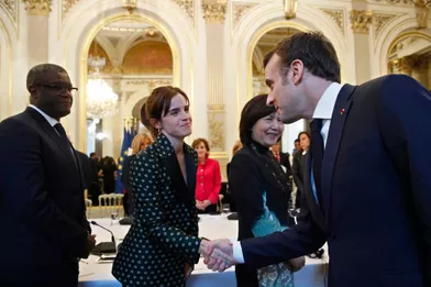 Poignée de main entre Emmanuel Macron et Emma Watson.