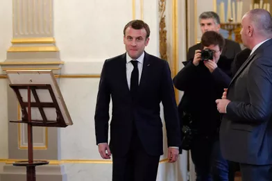 Emmanuel Macron arrive pour orchestrer leconseil consultatif pour l'égalité entre les femmes et les hommes, au palais de l'Elysée à Paris le 19 février 2019.