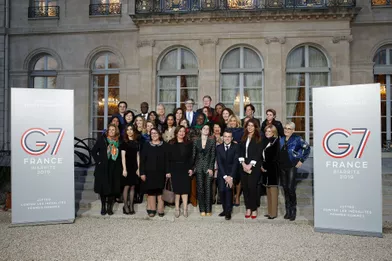 Photo de groupe des membres duconseil consultatif pour l'égalité entre les femmes et les hommes qui s'est dérouléau palais de l'Elysée à Paris le 19 février 2019.