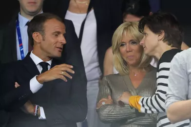 Emmanuel et Brigitte Macron en compagnie de la nouvelle ministre des sports Roxana Maracineanu.