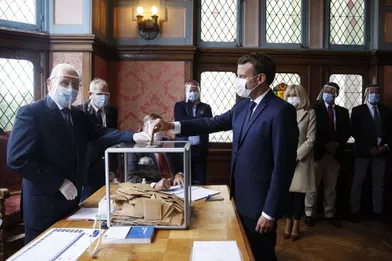 Emmanuel Macron vote au Touquet pour le second tour des municipales.