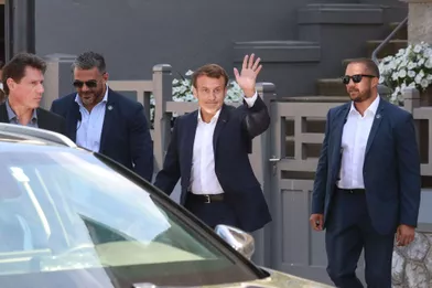 Emmanuel Macron quittant le Touquet, dimanche.