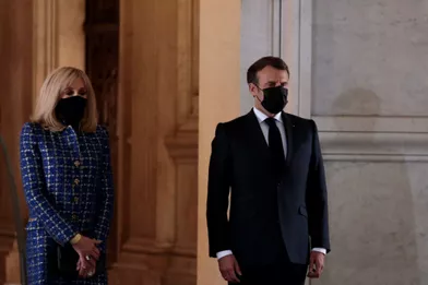 Brigitte et Emmanuel Macron face au tombeau de Napoléon aux Invalides