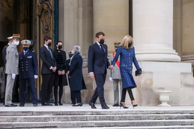 Emmanuel et Brigitte Macron après la cérémonie de commémoration du bicentenaire de la mort de Napoléon Bonaparte
