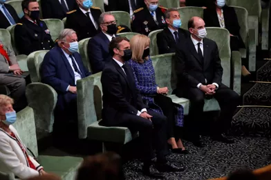 Emmanuel et Brigitte Macron écoutent un discours à l'Académie française lors de la commémoration du bicentenaire de la mort de Napoléon