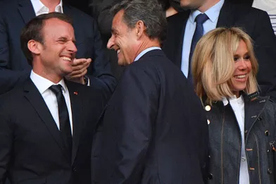 Emmanuel et Brigitte Macron saluent Nicolas Sarkozy, mardi soir au Stade de France.