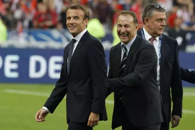 Emmanuel Macron et Jean-Pierre Papin, mardi soir au Stade de France.