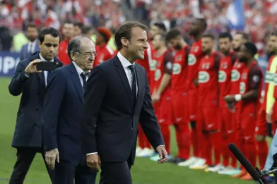 Emmanuel Macron à la rencontre des joueurs du PSG et des Herbiers.