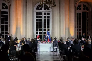 Le prince héritier du JaponNaruhito était à Paris mercredi. Reçu au château de Versailles, il a assisté à un spectacle de théâtre Nô avant un diner officiel.