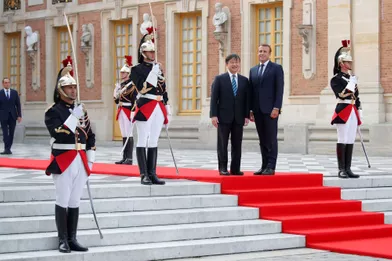 Le prince héritier du JaponNaruhito était à Paris mercredi. Reçu au château de Versailles, il a assisté à un spectacle de théâtre Nô avant un diner officiel.
