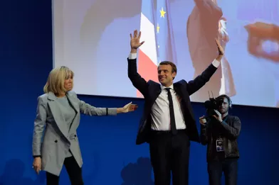 Emmanuel Macron et son épouse sur scène.