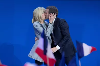 Emmanuel Macron et son épouse Brigitte, sur scèneau Parc des expositions de la porte de Versailles.