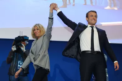 Emmanuel Macron et son épouse Brigitte, sur scèneau Parc des expositions de la porte de Versailles.