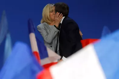 Emmanuel Macron et son épouse Brigitte sur scène.