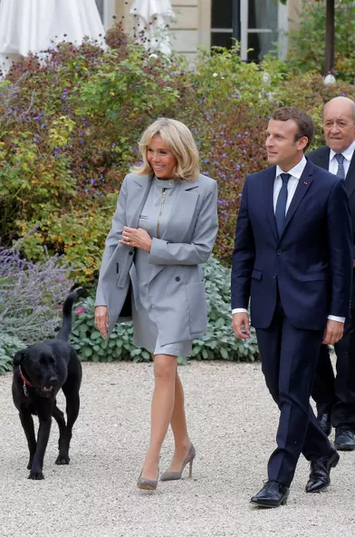 Emmanuel et Brigitte Macron et leur chien Nemo.