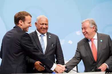 Emmanuel Macron, le Premier ministre fidjienFrank Bainimarama et le secrétaire général des Nations unies Antonio Guterresà Bonn pour la COP23, le 15 novembre 2017.