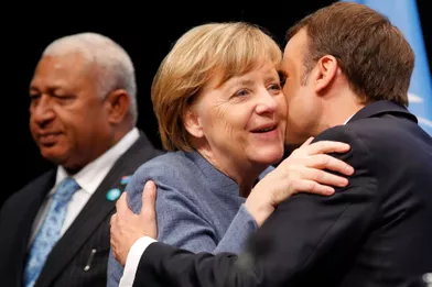 Emmanuel Macron et la chancelière allemandeAngela Merkelau World Convention Center de Bonn pour la COP23, en début d'après-midi le 15 novembre 2017. Ils seront les deux premiers chefs d'Etat et de gouvernement à prendre la parole à cette réunion onusienne.