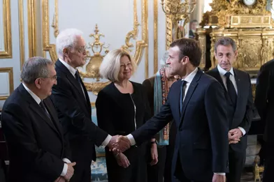 Emmanuel Macron serre la main à Lionel Jospin.