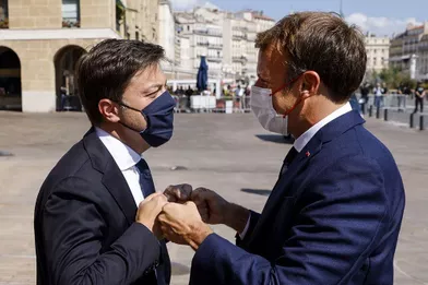 Emmanuel Macron salue le maire de Marseille, Benoît Payan, mercredi.