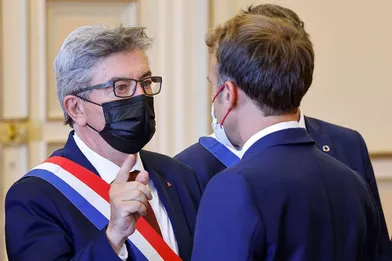 Entre autres élus locaux, Emmanuel Macron a rencontré à la mairie Jean-Luc Mélenchon, député des Bouches-du-Rhône et candidat à la présidentielle de 2022.