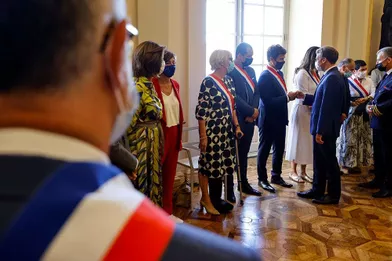 Emmanuel Macron salue les élus locaux rassemblés à l'hôtel de ville de Marseille, mercredi.