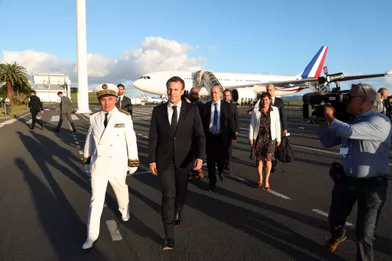 Emmanuel Macron sur le tarmac de l'aéroport de Nouméa, jeudi. Il est accompagné deJean-Yves Le Drian, ministre des Affaires étrangères, et d'Annick Girardin, ministre des Outre-mer.