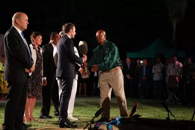 Emmanuel Macron, accompagné par Jean-Yves Le Drian et Annick Girardin, jeudi à Nouméa, lors d'une cérémonie d'accueil.