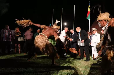 Emmanuel Macron durant la cérémonie d'accueil à Nouméa, jeudi.