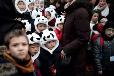 Des enfants avec des bonnets panda lors du baptême du bébé panda de Beauval.