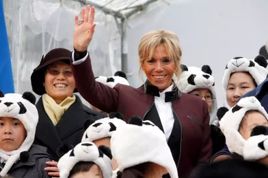 Brigitte Macron entourée d'enfants avec des bonnets panda lors du baptême du bébé panda de Beauval.