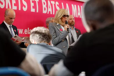 En images, Brigitte Macron fait la dictée pour la bonne cause 