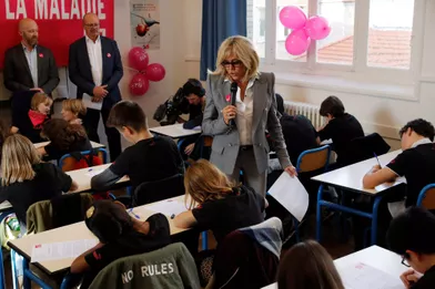 En images, Brigitte Macron fait la dictée pour la bonne cause 