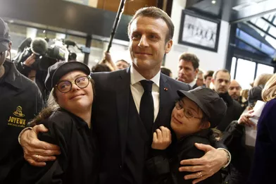 Emmanuel Macron a inauguré lundi sur les Champs Elysées le Café Joyeux.