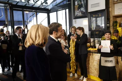Emmanuel et Brigitte Macron ont inauguré lundi sur les Champs Elysées le Café Joyeux.