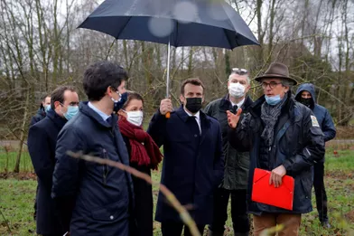Emmanuel Macron visite la ferme des Ruelles, à Tilly dans l'Eure.