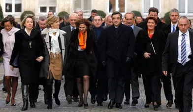 Les membres du gouvernement se sont retrouvés mercredi matin pour leur traditionnel petit-déjeuner de début d'année offert par Claude Guéant, qui les a accueillis individuellement sur le perron du ministère de l'Intérieur Place Beauvau. Après avoir partagé café, thé, chocolat et viennoiseries, le Premier ministre François Fillon et l'ensemble de son gouvernement se sont rendus à pieds jusqu'à l'Elysée voisin pour présenter leurs vœux au président Nicolas Sarkozy, puis assister au premier Conseil des ministres de 2012.
