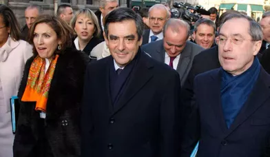 François Fillon, entouré de Nora Berra, secrétaire d’État chargée de la Santé, et de Claude Guéant, ministre de l'Intérieur, de l'Outre-mer, des Collectivités territoriales et de l'Immigration.