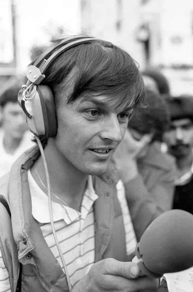 Nicolas Hulot, le 02 juillet 1982 aux abords du Centre Pompidou à Paris lors de l'enregistrement de son émission diffusée sur France Inter.