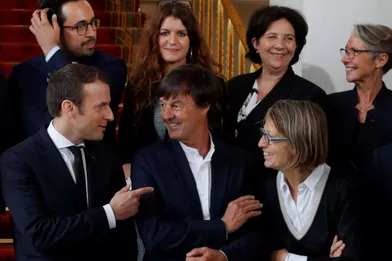 Emmanuel Macron et Nicolas Hulot lors de la première photo de famille du gouvernement à l'Elysée, le 18 mai 2017.