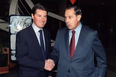 Christian Estrosi (G), député et président de la fédération RPR des Alpes Maritimes, serre la main de Charles Pasqua, le 19 janvier 1990.